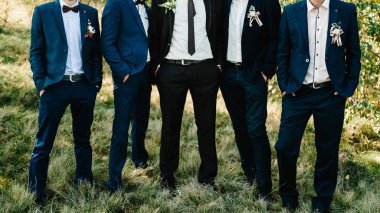 Satır bahçede poz damat ve sağdıç 