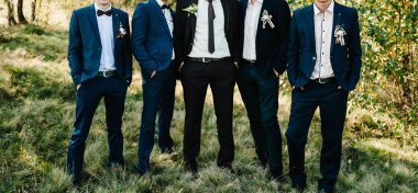 Satır bahçede poz damat ve sağdıç 