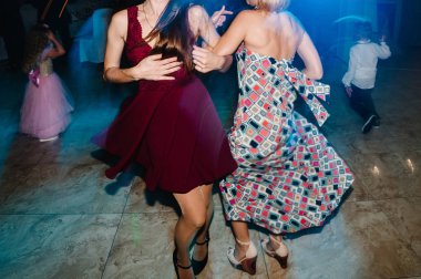 İki kadın eğlenceli düğün üzerinde