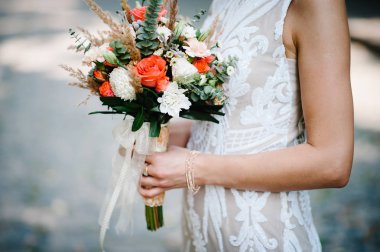 Şık düğün buket elinde tutan gelinin görünümü Kapat