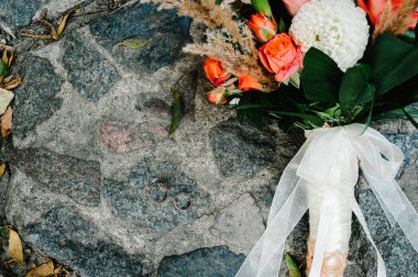 Renkli şık düğün buket çiçek ve iki altın düğün yüzük kaldırımda yalan yapılan