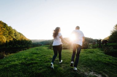 Portre romantik genç erkek ve kadın gün batımında aşık