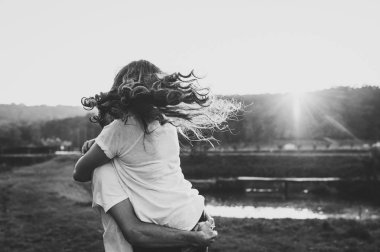 Portre romantik genç erkek ve kadın gün batımında aşık