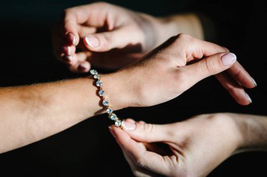 Nedime geline kolundaki bilezik koymak için yardım