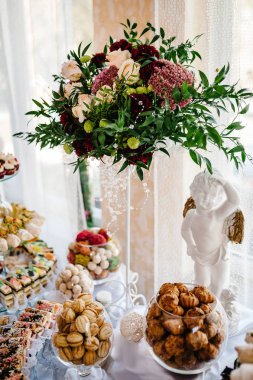 Festival tablo ile çiçek ve yeşillik, kompozisyon dekore düğün ziyafet salonunda mumlar