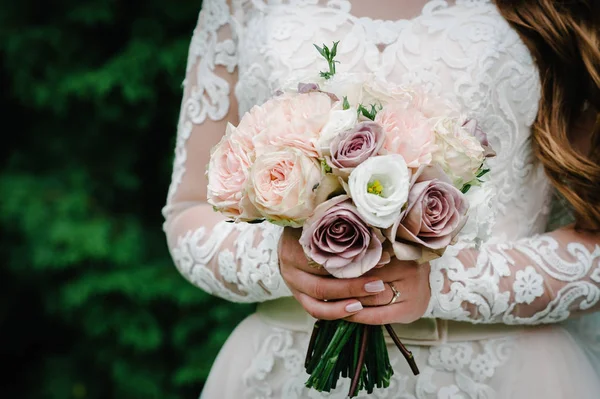 Vista Vicino Della Sposa Che Tiene Elegante Bouquet Sposa Mano — Foto Stock