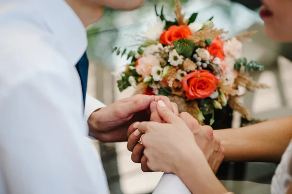 Braut Und Bräutigam Halten Händchen Neben Stilvollem Brautstrauß — Stockfoto