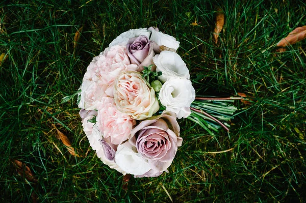 Весільний Букет Ніжними Пастельними Квітами Рожевими Трояндами Зеленню Фоні Зеленої — стокове фото