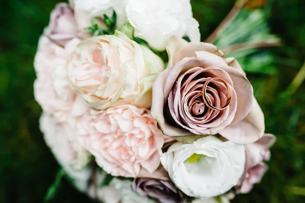 Vista Cercana Del Ramo Novia Con Suaves Flores Pastel Rosas — Foto de Stock