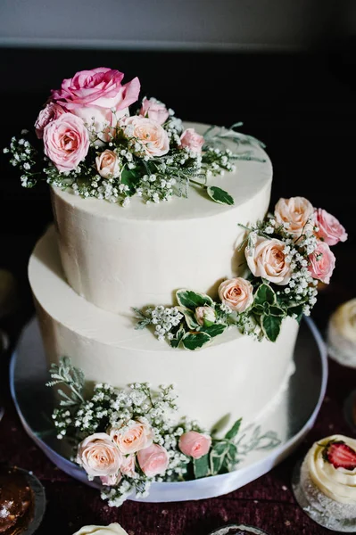 Vit Bröllopstårta Med Rosa Blommor Och Gröna — Stockfoto