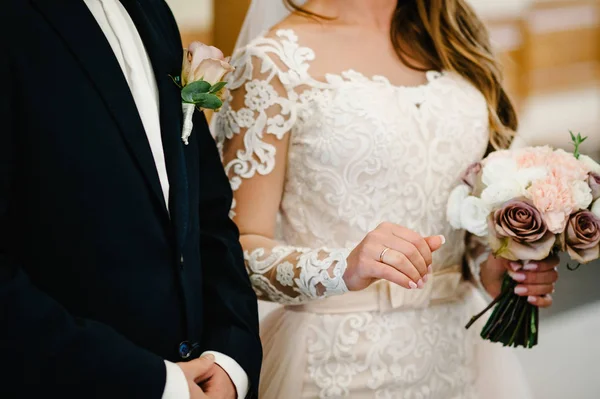 Elegante Braut Luxus Und Bräutigam Mit Brautstrauß — Stockfoto