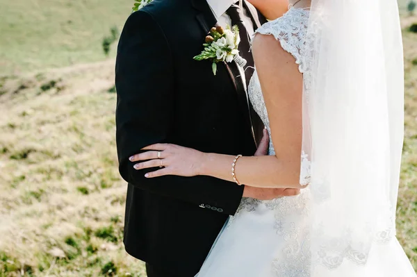 新郎結婚式の上に立ってを腰の後ろに手で花嫁を抱きしめると — ストック写真