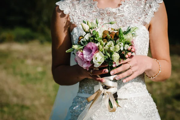 近距离看新娘手里拿着优雅的婚礼花束 — 图库照片