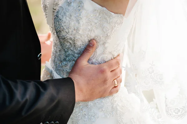 Sposo Abbracciare Sposa Con Mani Dietro Vita Piedi Sulla Cerimonia — Foto Stock