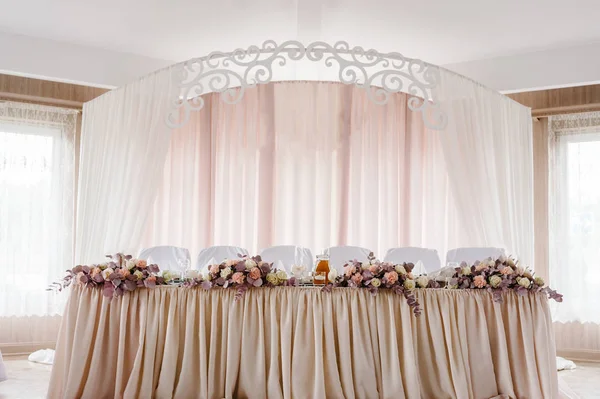 Festtafel Mit Komposition Von Blumen Und Grün Kerzen Hochzeitsbankettsaal — Stockfoto