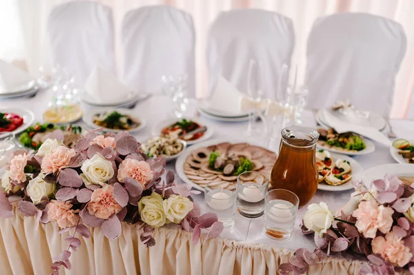 Festtafel Mit Komposition Von Blumen Und Grün Kerzen Hochzeitsbankettsaal — Stockfoto