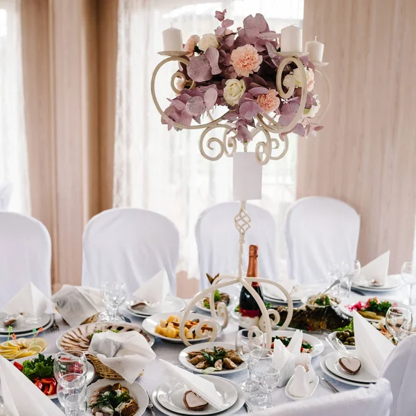 Mesa Festiva Decorada Com Composição Flores Vegetação Velas Salão Banquete — Fotografia de Stock