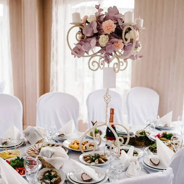 Festtafel Mit Komposition Von Blumen Und Grün Kerzen Hochzeitsbankettsaal — Stockfoto