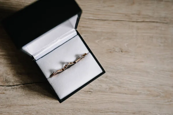 Elegáns Ezüst Fülbevalók Arany Gyűrű Gyémántokkal Díszdobozban Fából Készült Háttér — Stock Fotó