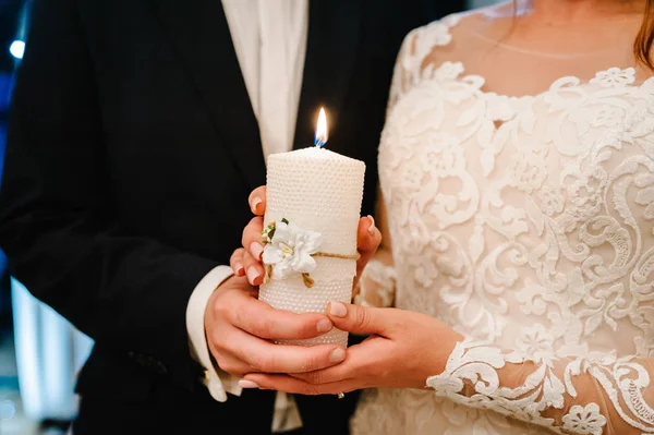 Щаслива Наречена Наречена Тримають Свічку Горить День Весілля Після Церемонії — стокове фото