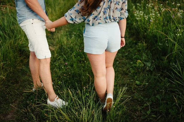 Nära Syn Romantiska Par Håller Händerna Tillsammans Utomhus — Stockfoto