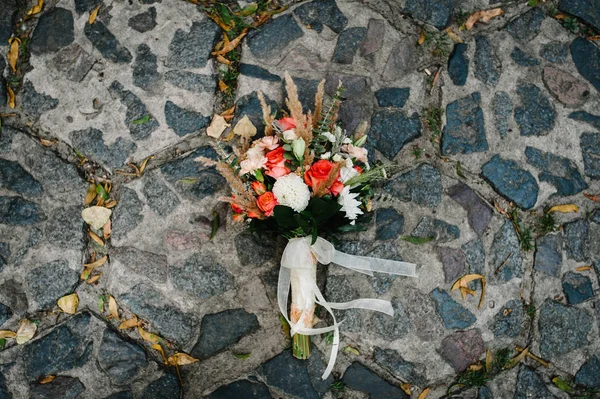 Buquê Casamento Elegante Colorido Feito Flores Deitadas Pavimento — Fotografia de Stock