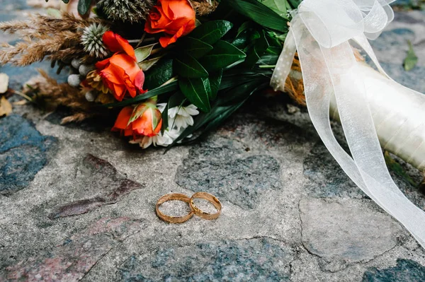 Renkli Şık Düğün Buket Çiçek Iki Altın Düğün Yüzük Kaldırımda — Stok fotoğraf