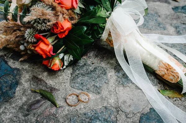 Барвистий Стильний Весільний Букет Квітів Двох Золотих Обручок Лежать Тротуарі — стокове фото