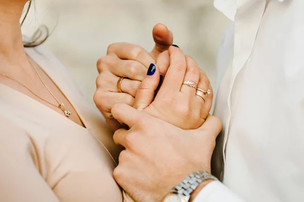 Close View Romantic Couple Holds Hands Together Outdoor — Stock Photo, Image