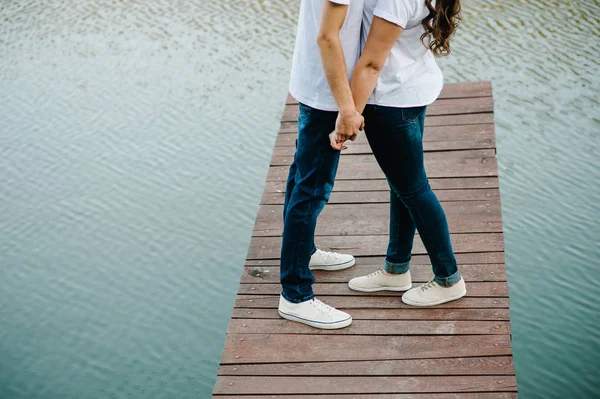 Nära Syn Romantiska Par Håller Händerna Tillsammans Utomhus — Stockfoto