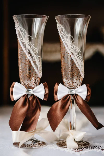 Due Bicchieri Sposa Decorati Con Nastri — Foto Stock