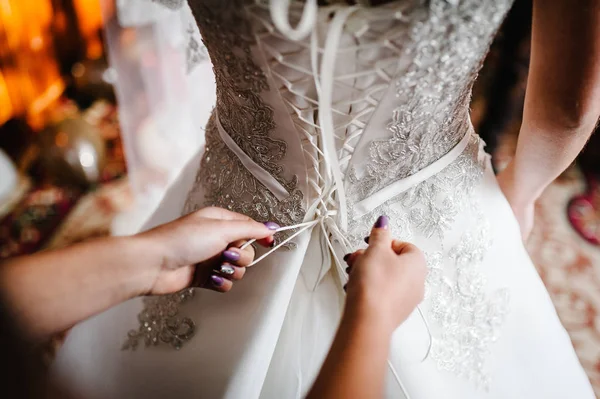 Fechar Vista Dama Honra Ajudando Noiva Fixar Espartilho Recebendo Vestido — Fotografia de Stock