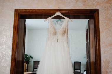 Askı odasında asılı moda klasik dantel ipek gelin elbise