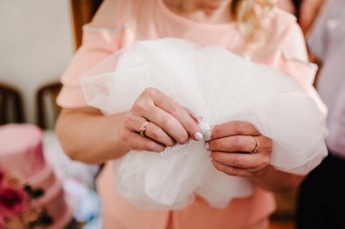 Anne şeritler holding ve sabah soyunma gelin yardımcı eller