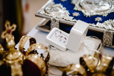 Düğün kron ve İncil Kilisesi evlilik töreni için hazır