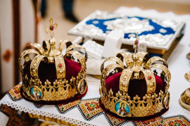 Düğün kron ve İncil Kilisesi evlilik töreni için hazır