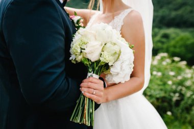 Lüks ve damat düğün buket ile zarif gelin