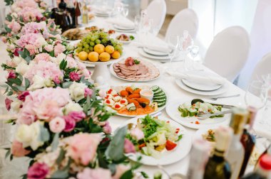 kompozisyon mor, pembe çiçek ve yeşillik ayakta hizmet tablo 