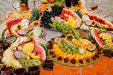 Çeşitli mini lezzetler ve aperatifler büfe masa üzerinde