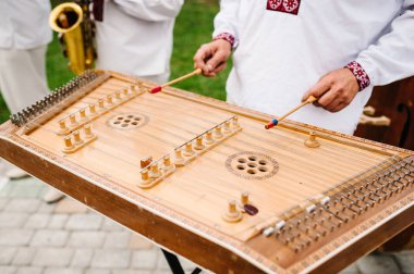 Santur Tokmaklar ile dövülmüş close-up oynayan adam