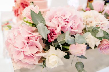 kompozisyon mor, pembe çiçek ve yeşillik ayakta hizmet tablo