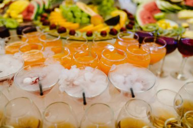 Farklı renkli alkol kokteyller açık hava partisi