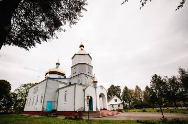 Ortodoks Kilisesi görünümü gri gökyüzü altında