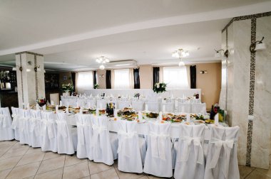 Çeşitli mini lezzetler ve aperatifler büfe masa üzerinde