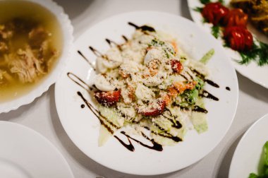 Çeşitli mini lezzetler ve aperatifler büfe masa üzerinde