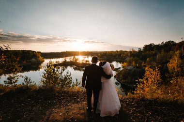 Göl kenarında yürüyüş ve landscapeac arıyorum evlilik çift