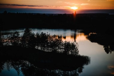 Golden sunset gölde orman manzarasına