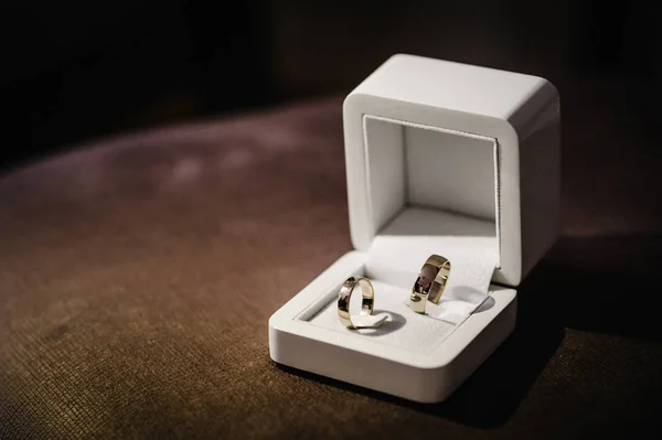 Stilvolle Silberne Ringe Geschenkbox Stehend Auf Braunem Hintergrund — Stockfoto