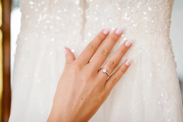 Χέρι Της Γυναίκας Δείχνει Κομψό Διαμάντι Δαχτυλίδι Στο Δάχτυλο — Φωτογραφία Αρχείου
