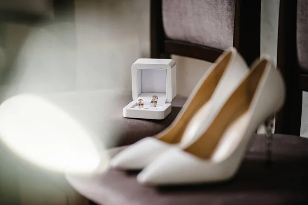 Stílusos Lakkozott Fehér Cipő Arany Gyűrűk Állandó Barna Háttér — Stock Fotó